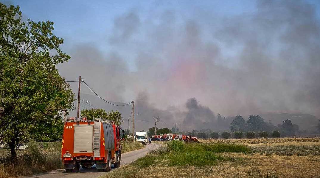 Δυνάμεις της Πυροσβεστικής επιχειρούν σε φωτιά στη Θεσσαλονίκη
