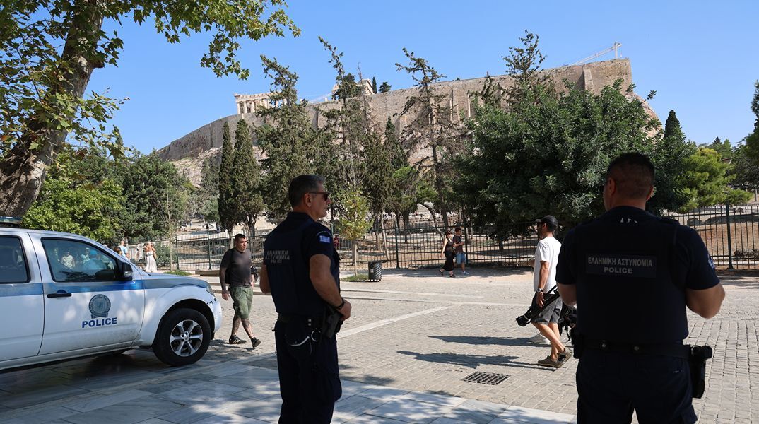 Επίθεση με μαχαίρι στην Ακρόπολη: «Ξαφνικά την είδαμε με αίματα» - Τι λένε αυτόπτες μάρτυρες