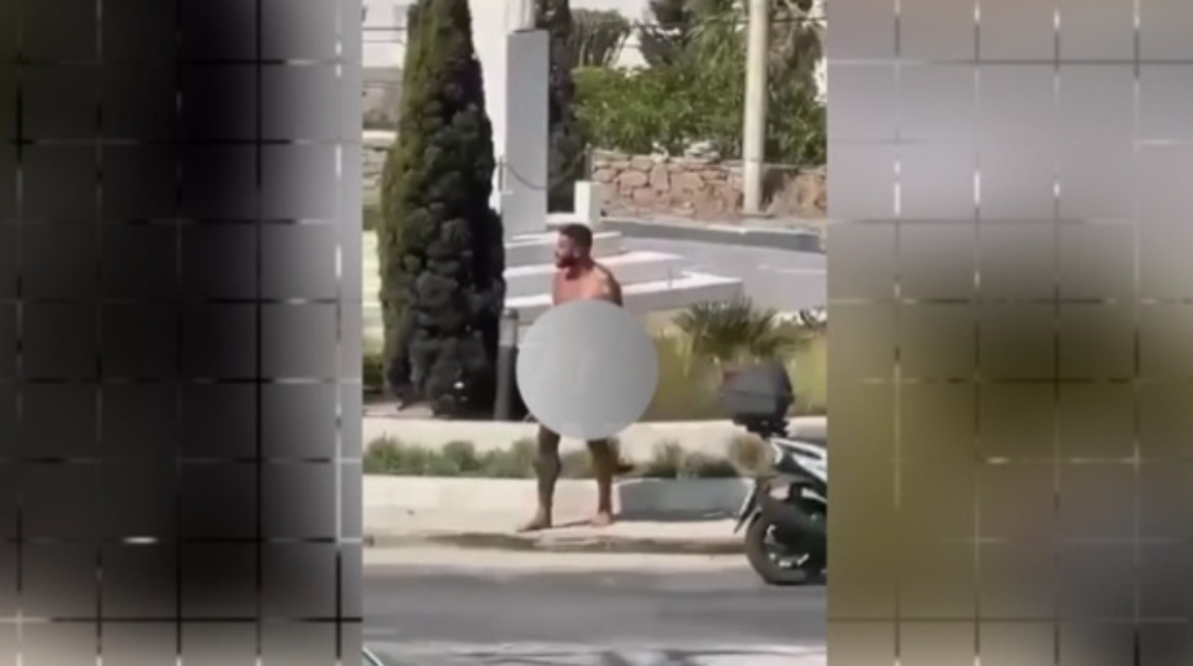 Συνελήφθη γυμνός τουρίστας στη Μύκονο – Πόζαρε μπροστά στο άγαλμα του Καραμανλή στη Μύκονο