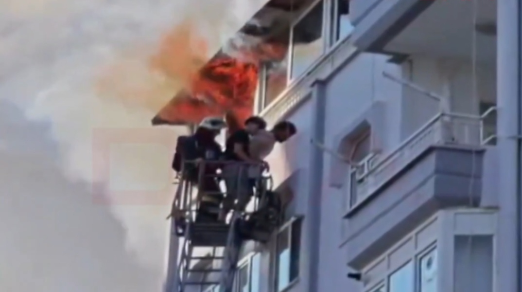 Βίντεο-σοκ από τρομακτική διάσωση σε φλεγόμενη πολυκατοικία στην Τουρκία -