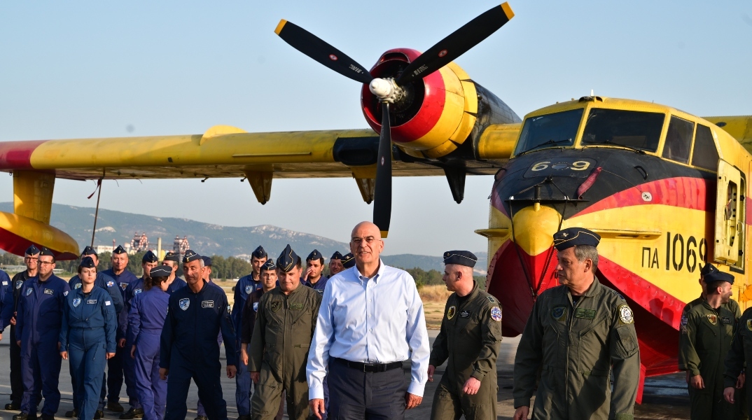 Επίσκεψη Δένδια στη Μοίρα Πυροσβεστικών Αεροσκαφών και στη Μοίρα Συντήρησης στην Ελευσίνα