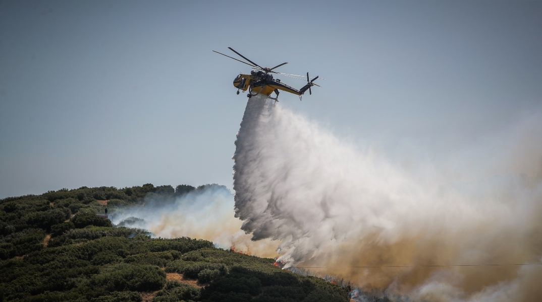 Φωτιά στη Γαλάτιστα Χαλκιδικής, επιχειρούν 5 εναέρια μέσα