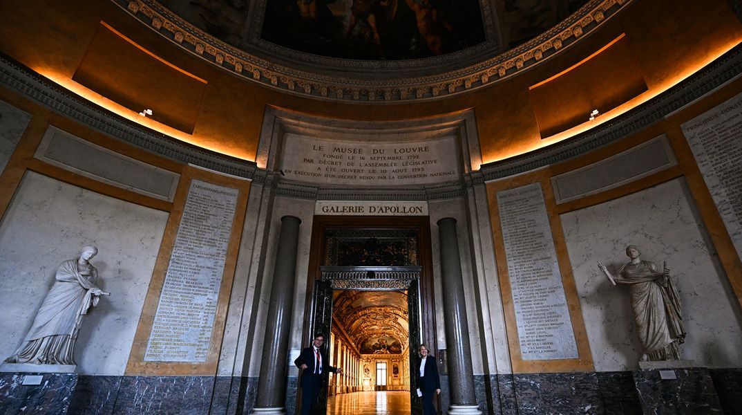 Λούβρο: Άνοιξε ξανά η αίθουσα του Απόλλωνα μετά την κλοπή του αιώνα - Εντυπωσιακές εικόνες