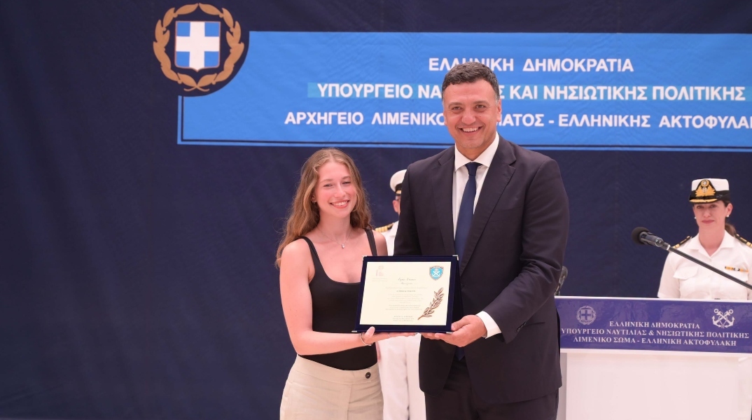 Ο Βασίλης Κικίλιας βράβευσε την ναυαγοσώστρια Σοφία Κασπίρη – Είχε σώσει 7 άτομα στην Κεφαλονιά