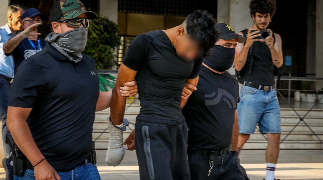 Στην Ευελπίδων οδηγείται ο 28χρονος καθ' ομολογίαν δολοφόνος του Σταύρου Γεωργίου