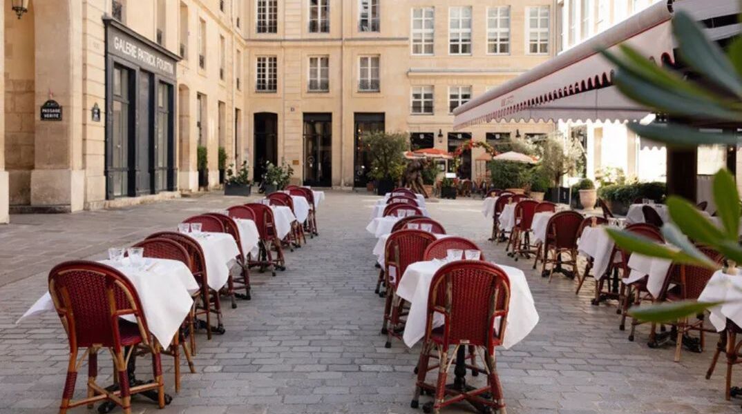 Το διάσημο σημείο του Emily in Paris στο Παρίσι απέκτησε νέο εστιατόριο