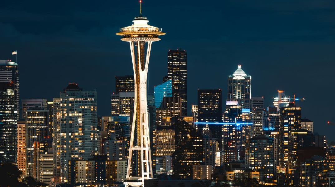 Σιάτλ: Ανέβηκαν στο Space Needle ως τουρίστες και πήδηξαν με αλεξίπτωτο