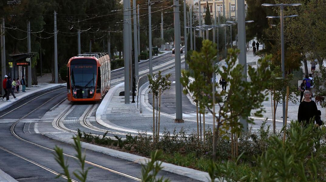 Οδηγός τραμ στη Νέα Σμύρνη κάπνιζε με τα πόδια στην κονσόλα