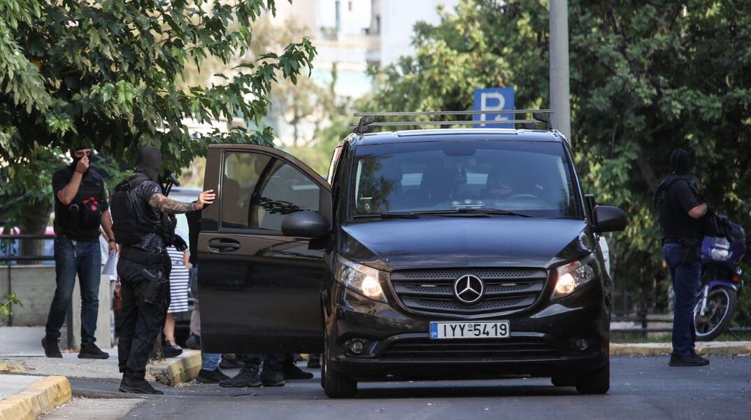 Προφυλακίστηκε ο 30χρονος που κατηγορείται για σχέδιο επίθεσης με χειροβομβίδα στο σπίτι του πρώην εισαγγελέα