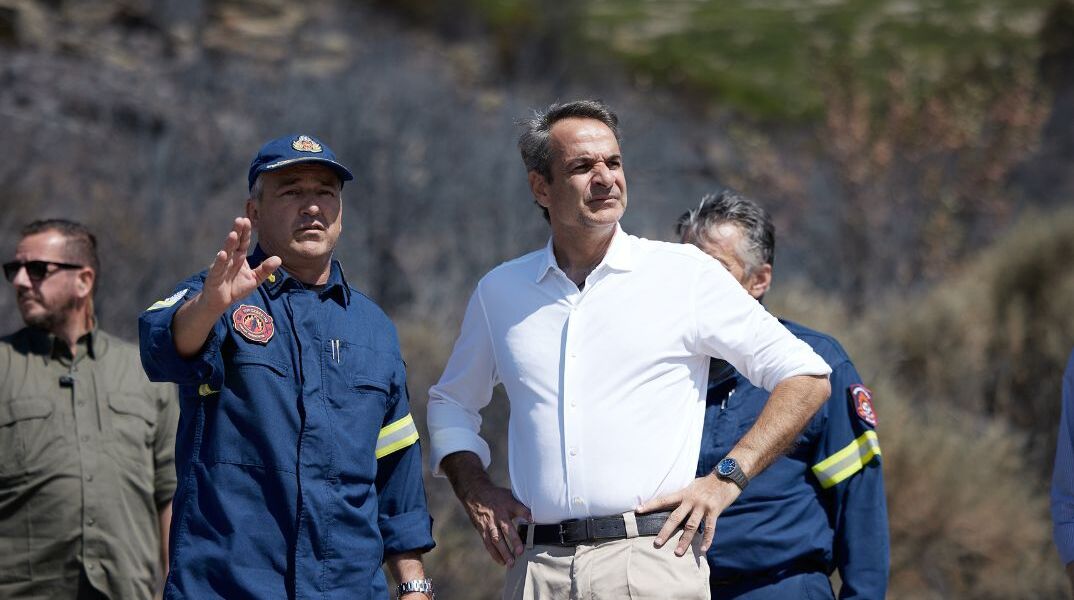 Μητσοτάκης: «Η σκέψη μας είναι με τις οικογένειες των πυροσβεστών που χάθηκαν»