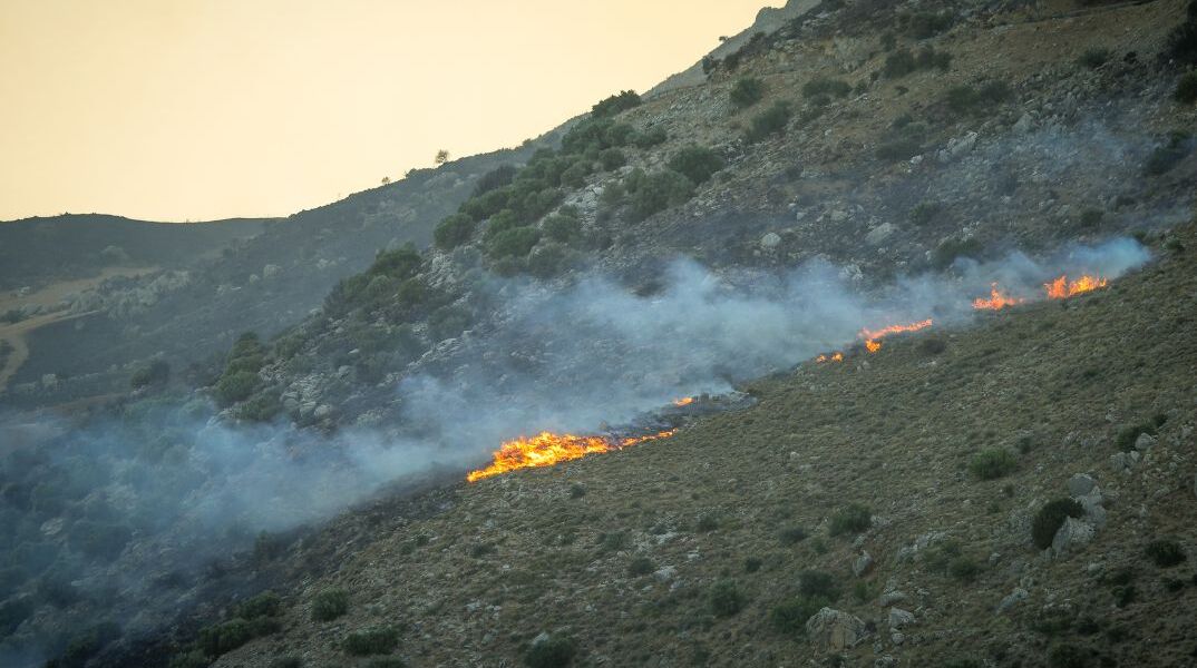 ΜΕΤΕΟ: Υπό ιδιαίτερα δυσμενείς πυρομετεωρολογικές συνθήκες η πυρκαγιά στο Ρέθυμνο