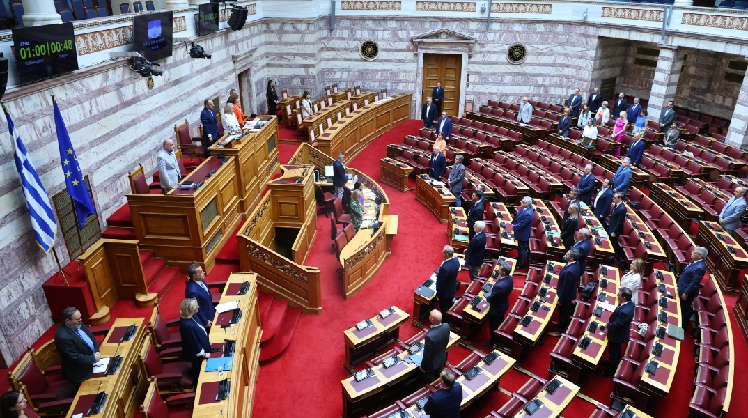 «Κατέβαλαν την ύψιστη θυσία στο καθήκον»: Eνός λεπτού σιγή για τους 3 πυροσβέστες στη Βουλή