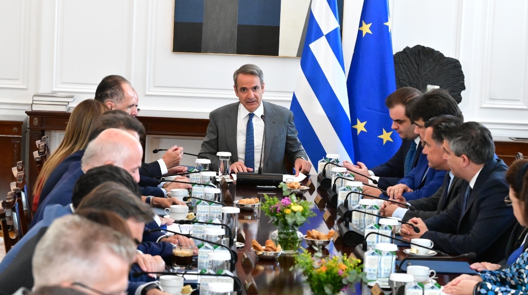 Μητσοτάκης στο υπουργικό: Στεκόμαστε δίπλα στις οικογένειες των πυροσβεστών -Έρχονται δύσκολες ημέρες με τις φωτιές 