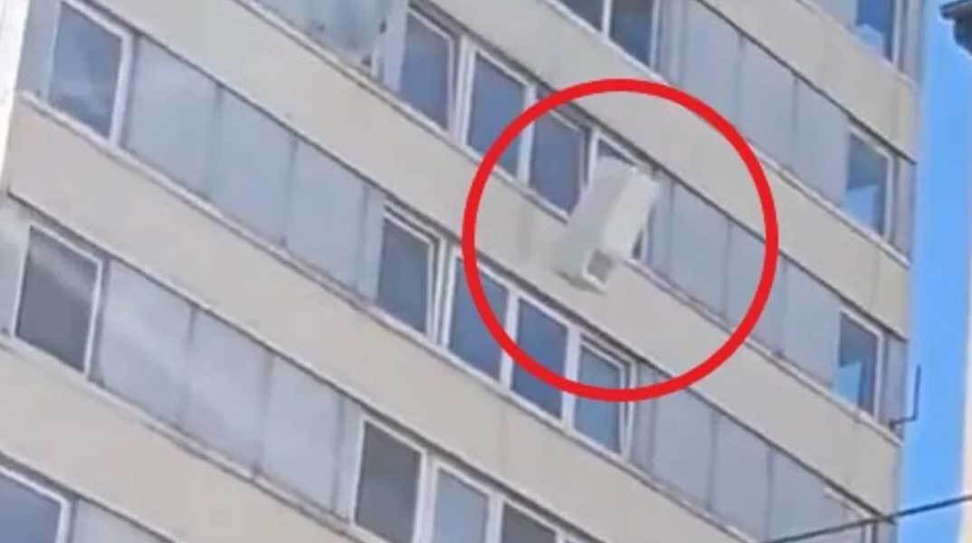 Πέταξαν ψυγείο από τον 9ο όροφο πολυκατοικίας