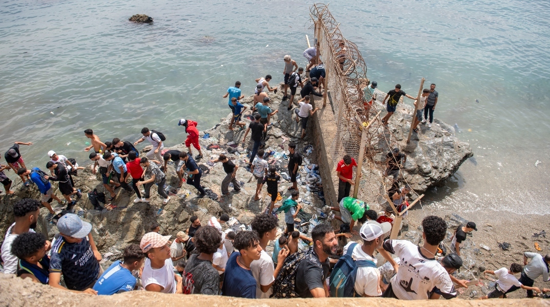 Η Ισπανία εγκαθιστά φράγμα στη Θέουτα μετά την εισροή μεταναστών που στοίχισε της ζωή σε 67 ανθρώπους	