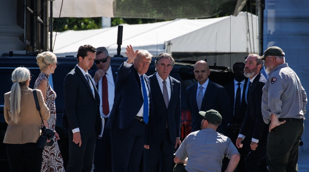 Καθησυχάζει ο Τραμπ: Όσο είμαι πρόεδρος, οι κινητήρες εσωτερικής καύσης δεν θα εξαφανιστούν