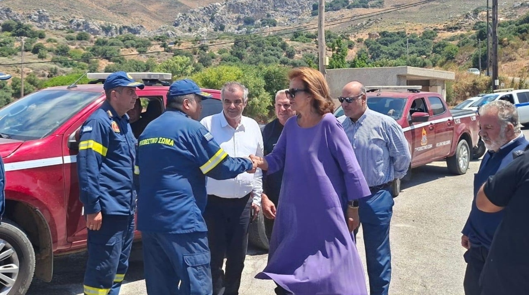 Τις πυρόπληκτες περιοχές του νοτίου Ρεθύμνου επισκέφθηκε η Ντόρα Μπακογιάννη	