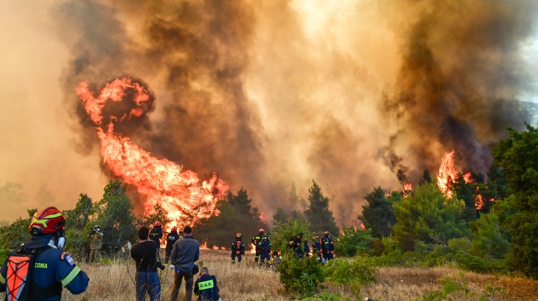 Ανεξέλεγκτη η πυρκαγιά σε Βίλια και Μέγαρα - Κάηκαν σπίτια στο Κρύο Πηγάδι 