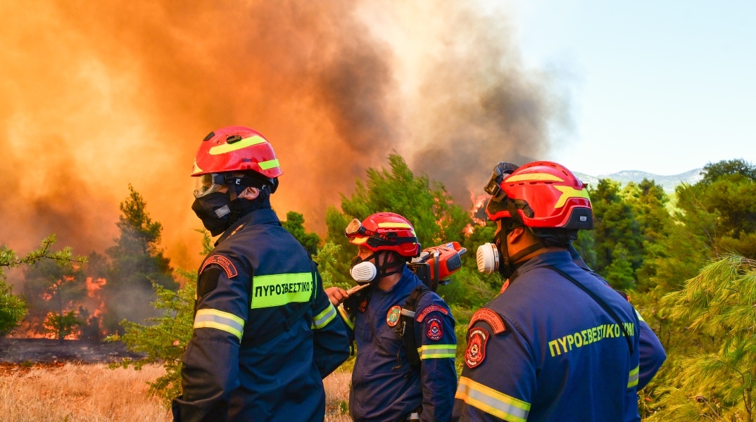 Η φωτιά πολιορκεί Κρύο Πηγάδι και Άγιο Νεκτάριο – Μεγάλο μέτωπο και στο Κανδήλι Μεγάρων