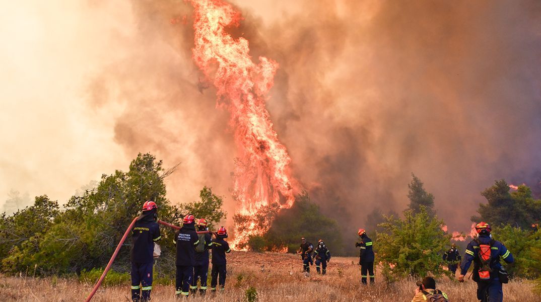 Μάχη με τη φωτιά στις εστίες της Δυτικής Αττικής: Ανεξέλεγκτη η φωτιά στο Κανδήλι - Πάνω από 500 πυροσβέστες στα μέτωπα
