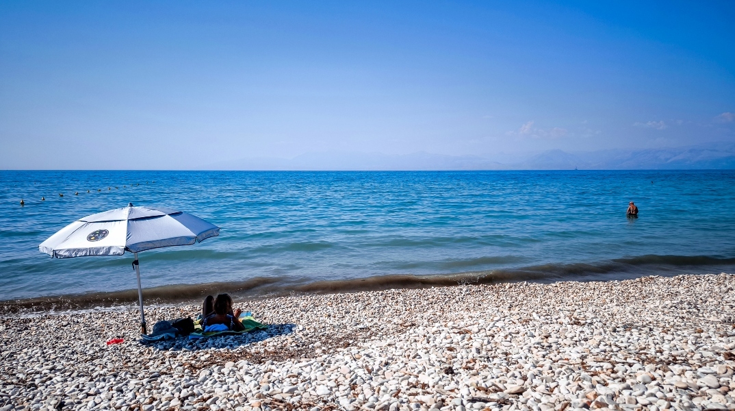 Καιρός αύριο: Έως 37 βαθμούς η θερμοκρασία - Άνεμοι 7 μποφόρ στο Αιγαίο