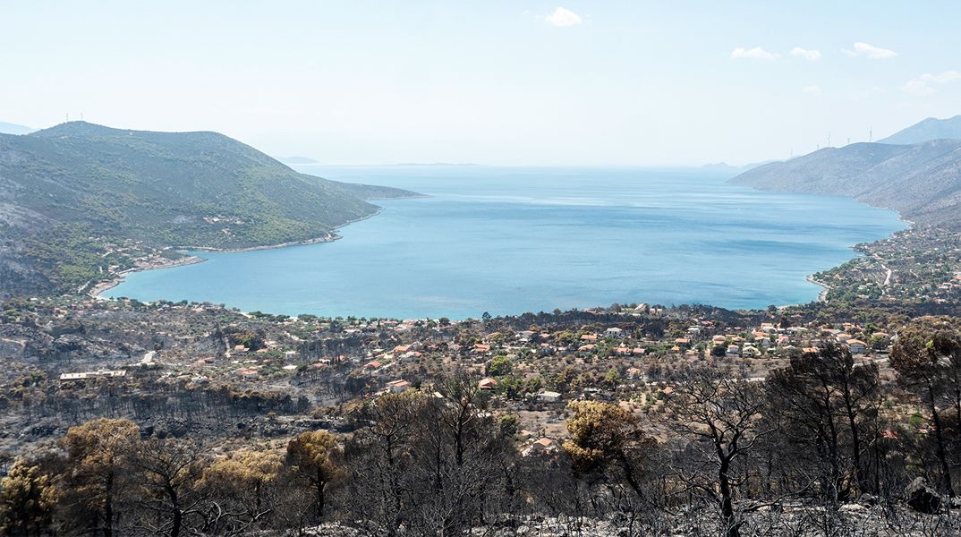 Χωρίς ενεργό μέτωπο η φωτιά στη Δυτική Αττική - Μάχη με τις αναζωπυρώσεις σε 144.243 καμένα στρέμματα