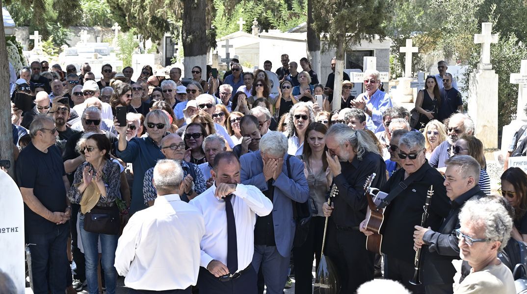 Κηδεία Λάκη Χαλκιά: Με την εμβληματική «Φάμπρικα» το αντίο στον σπουδαίο ερμηνευτή