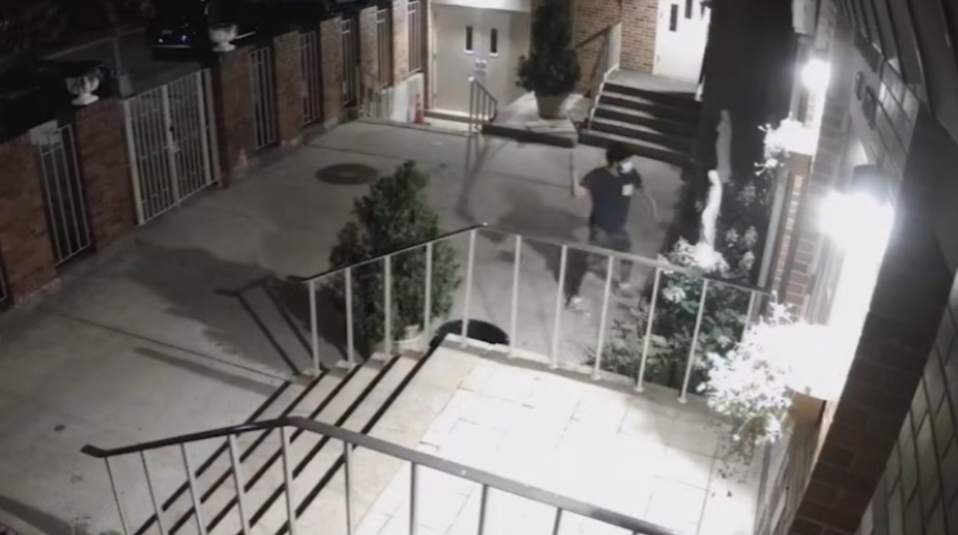Νέα Υόρκη: Βάνδαλος με σφυρί αποκεφαλίζει άγαλμα της Παναγίας έξω από εκκλησία - Τρίτη επίθεση φέτος