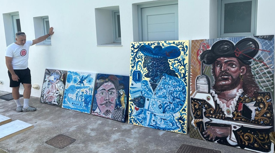 Ο Απόστολος Χαντζαράς με τα έργα που δημιούργησε στην Πάτμο