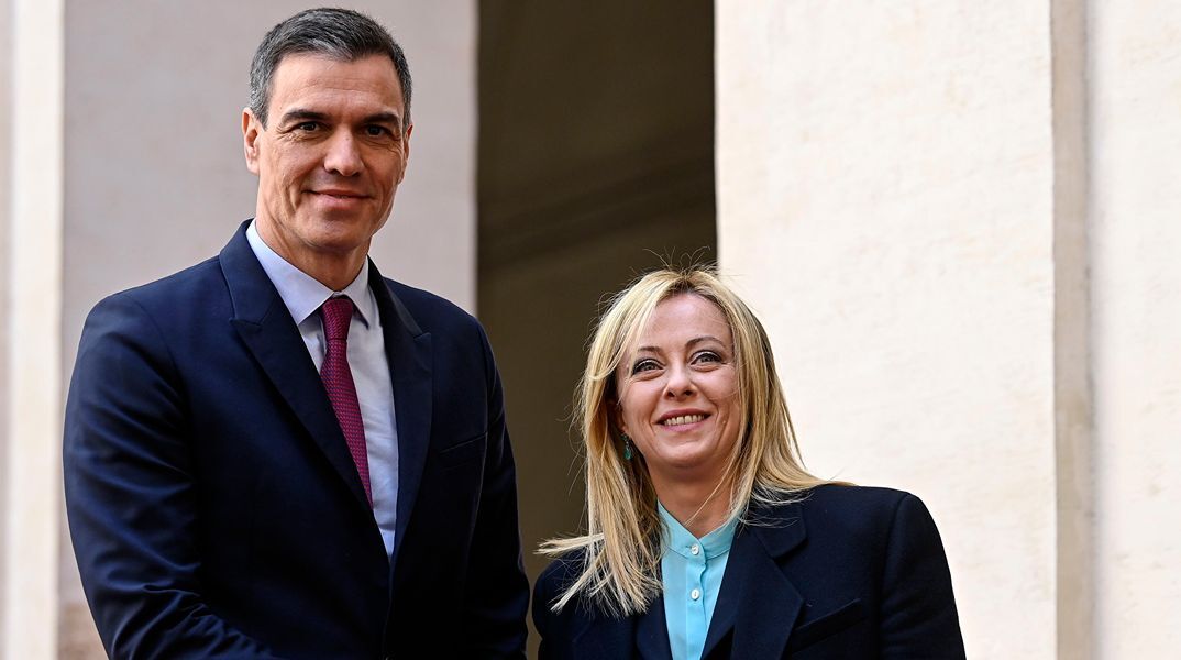 Στα άκρα η κόντρα Σάντσεθ και Μελόνι για τη Σένγκεν - Η Μαδρίτη απαντά με ελέγχους