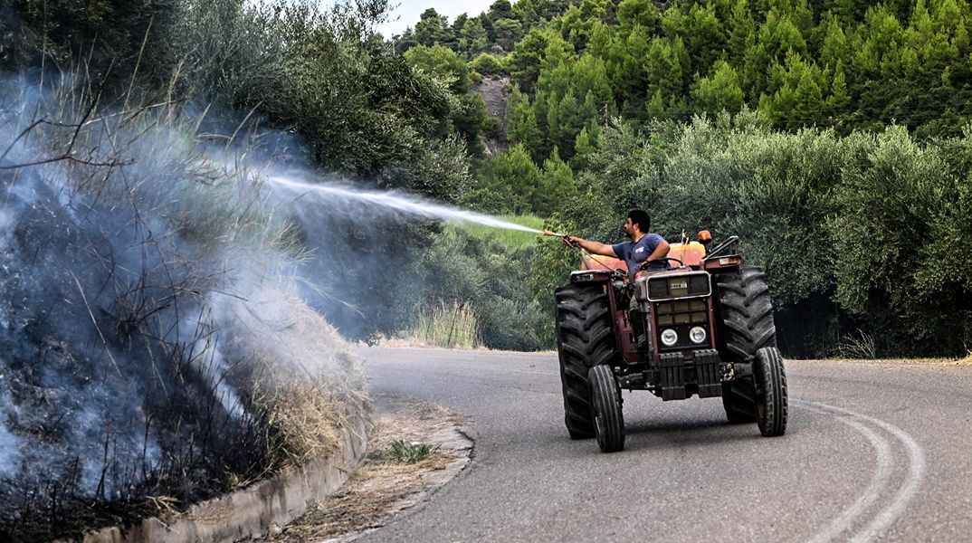 Καλύτερη εικόνα παρουσιάζει η φωτιά στην περιοχή Μουζάκι Ηλείας - Μάχη με τις διάσπαρτες εστίες 