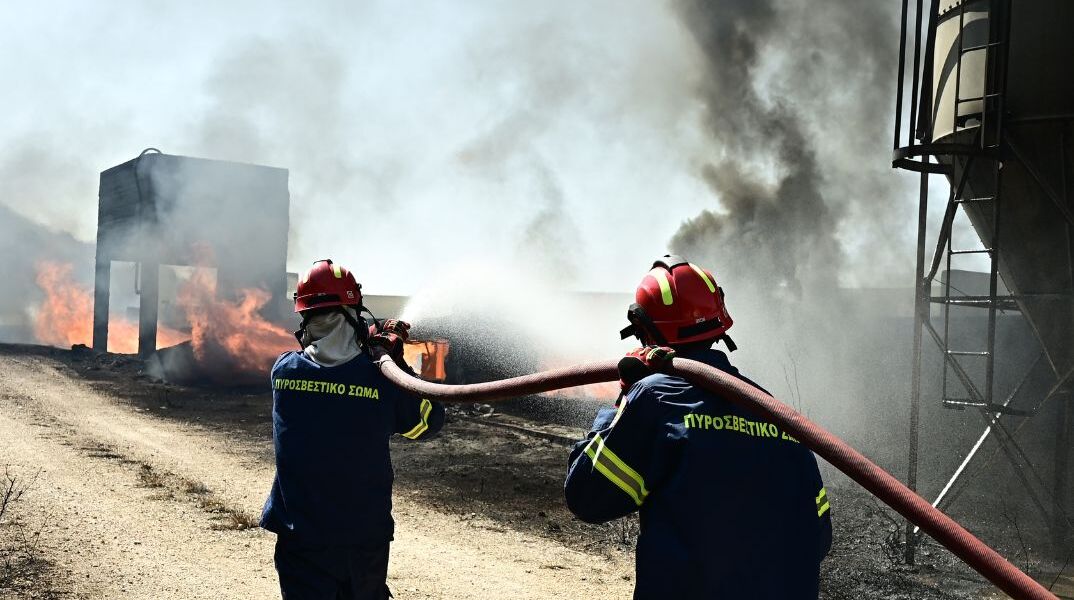 Κουβαράς Αττικής: Σε σπινθήρες από καλώδια του ΔΕΔΗΕΕ αποδίδεται η πυρκαγιά