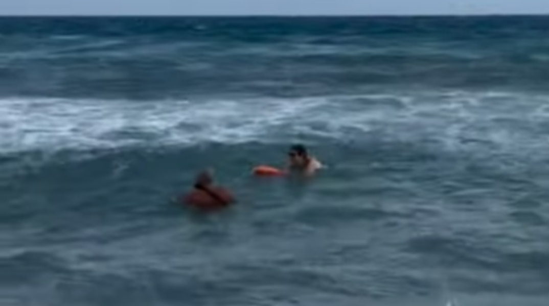 Ναυαγοσώστης στα Χανιά πάλεψε με τα κύματα για να σώσει κολυμβήτρια - Βίντεο