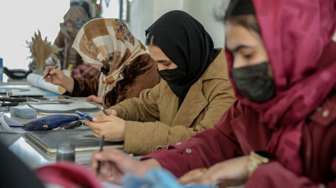 UNESCO: Οι Ταλιμπάν έχουν αποκλείσει 2,4 εκατ. κορίτσια από την εκπαίδευση στο Αφγανιστάν