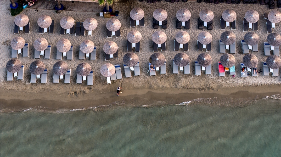 Με το MyCoast οι πολίτες μπορούν να ελέγχουν αν οι ξαπλώστρες έχουν τοποθετηθεί νόμιμα