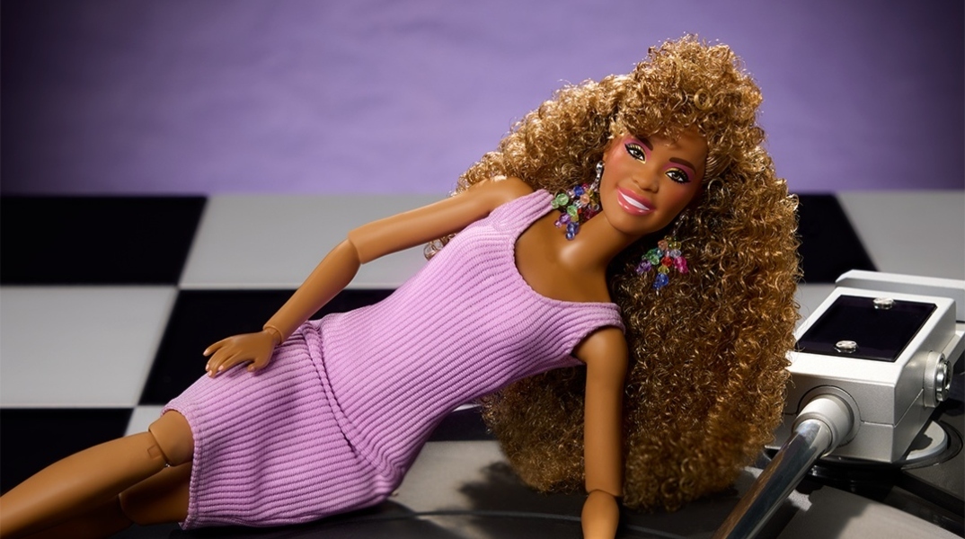 Σε Barbie μετατράπηκε η Γουίτνεϊ Χιούστον με μοβ φόρεμα και πολύχρωμα σκουλαρίκια