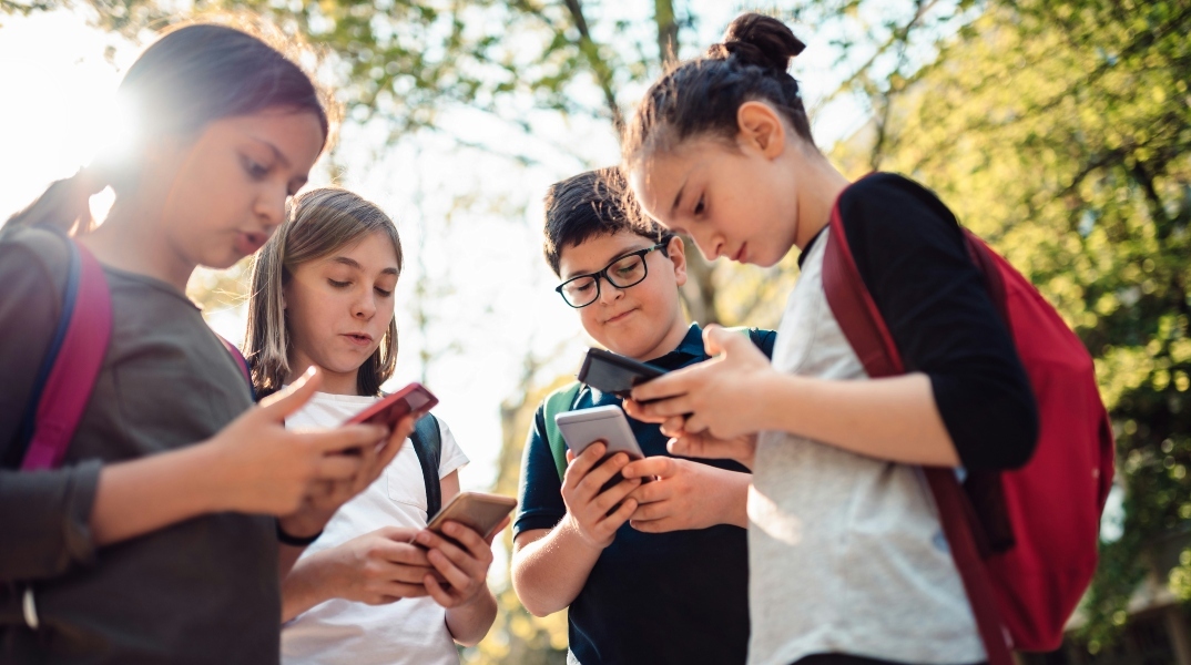 Εθισμός ανηλίκων σε Instagram και Facebook - Η Meta αντιμέτωπη με δεκάδες μηνύσεις στις ΗΠΑ