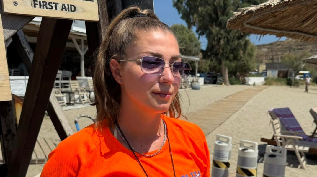 Ναυαγοσώστρια στη Σύρο έσωσε 16χρονη που τραυματίστηκε πέφτοντας από τον μώλο στην παραλία της Βάρης