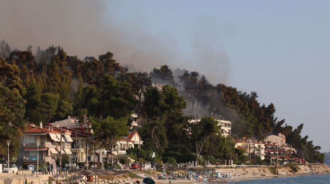 Χαλκιδική: Συνεχίζεται η μάχη με τις φλόγες στη Σίβηρη - Eλαφρώς καλύτερη η εικόνα