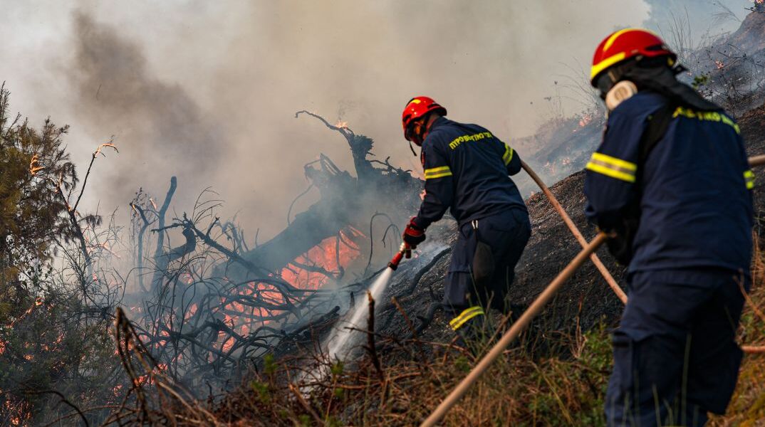 Έξι συλλήψεις για εμπρησμούς από αμέλεια – Πέταξε αναμμένο τσιγάρο και άλλος άναψε φωτιά για να μαγειρέψει