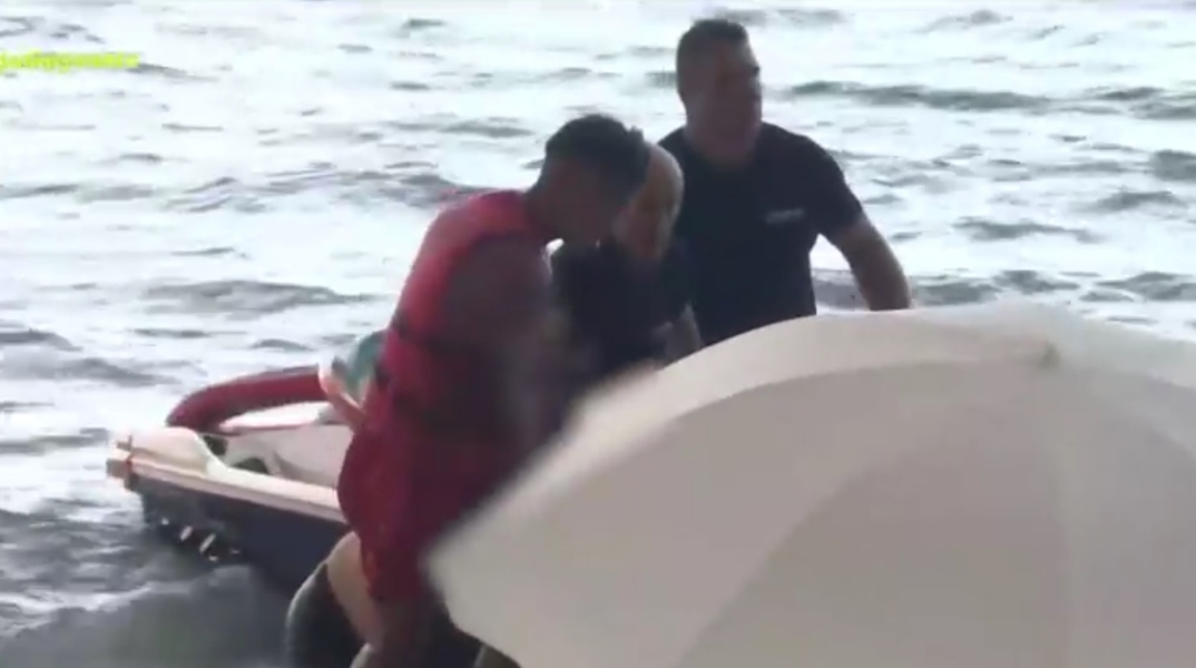 Χαλκιδική: Η στιγμή που ναυαγοσώστης σώζει πυροσβέστη που έχασε τις αισθήσεις του στη θάλασσα