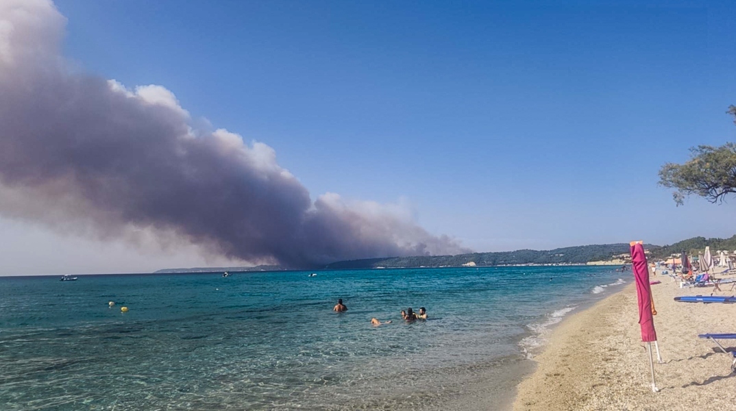 Φωτιά στη Χαλκιδική: Η στιγμή που τουρίστες απεγκλωβίζονται με σκάφη από την παραλία της Σίβηρης