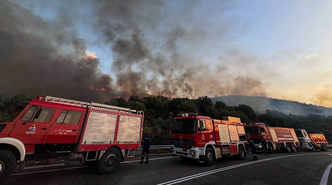 Πυροσβεστικά οχήματα σχηματίζουν «τείχος» σε δασική πυρκαγιά