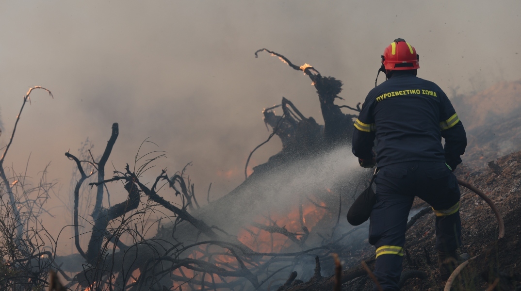 Φωτιά Χαλκιδική: Παραμένει η Πυροσβεστική στην Κασσάνδρα, κλειστός ο δρόμος Σίβηρη - Φούρκα