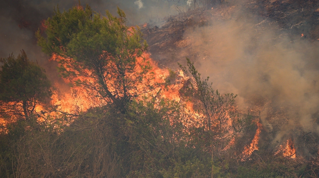 Φωτιά στον Πλακιά Ρεθύμνου - 112 για εκκενώσεις σε Φωτεινάρι και Σούδα