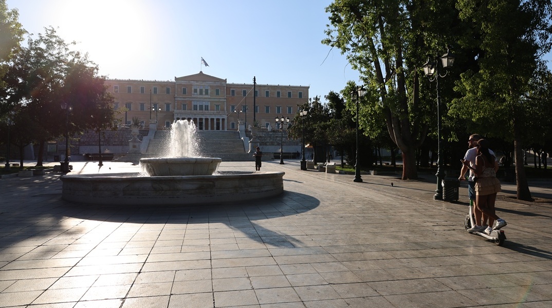 Η άδεια πλατεία Συντάγματος