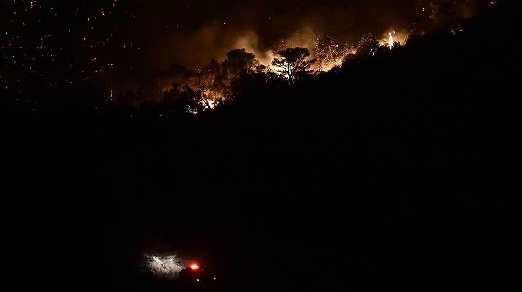 Μάχη με τις φλόγες κατά τη διάρκεια της νύχτας δίνουν οι πυροσβέστες