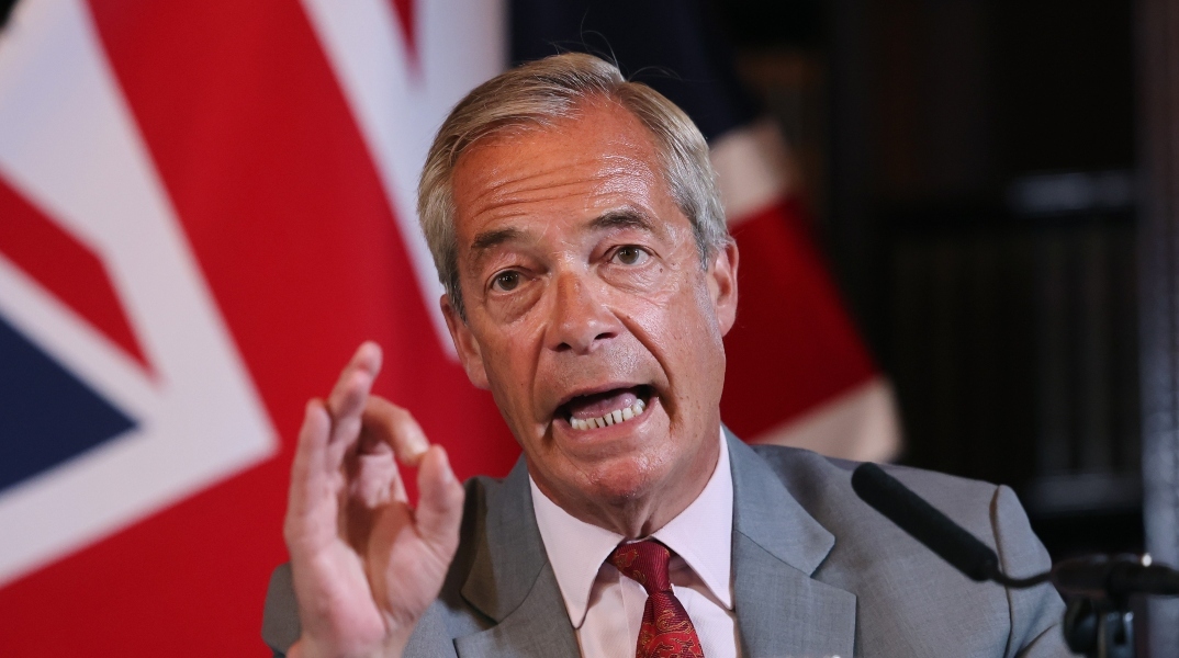 Βρετανία: Το αντιμεταναστευτικό Reform UK θέλει να κόψει τα επιδόματα τόσο σε ξένους όσο και σε πολίτες της ΕΕ
