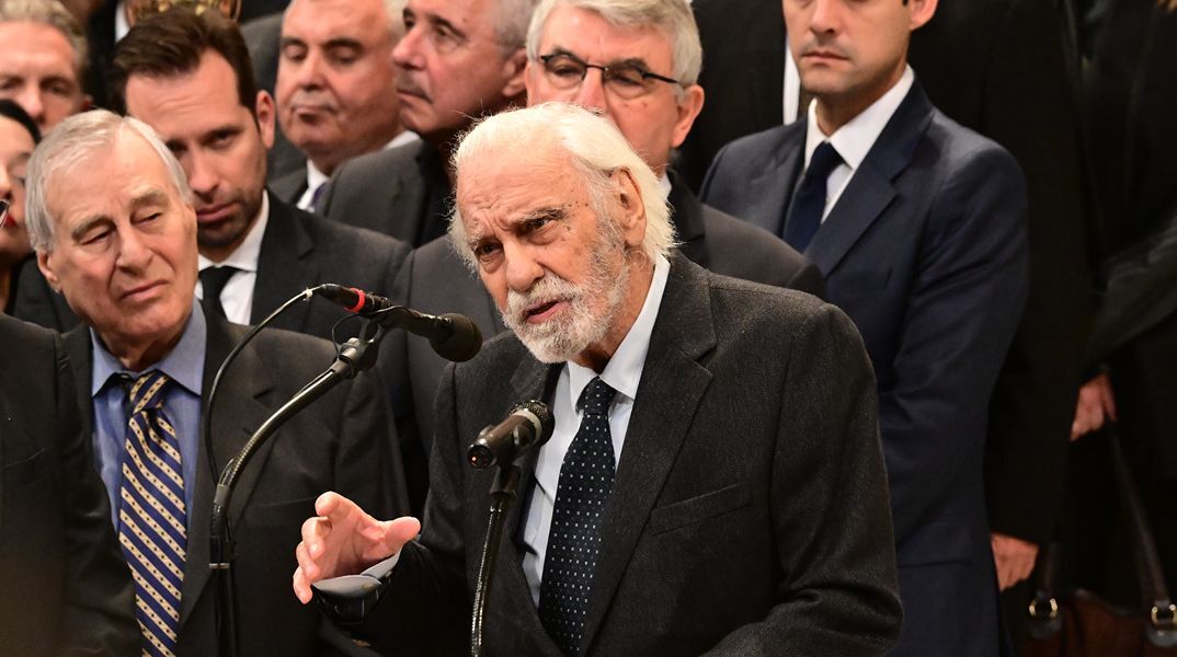 Στο Αποτεφρωτήριο Ριτσώνας το τελευταίο «αντίο» στον Κωνσταντίνο Τσουκαλά -  Συγκινητικός ο επικήδειος από την εγγονή του