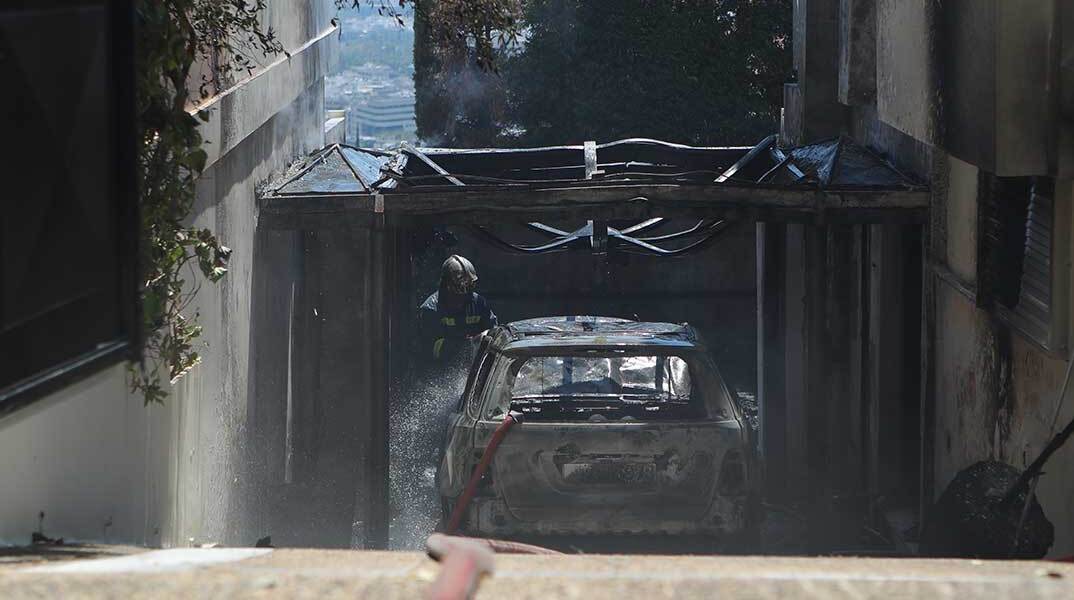 Αυτοκίνητο κάηκε σε πιλοτή πολυκατοικίας στο Ψυχικό